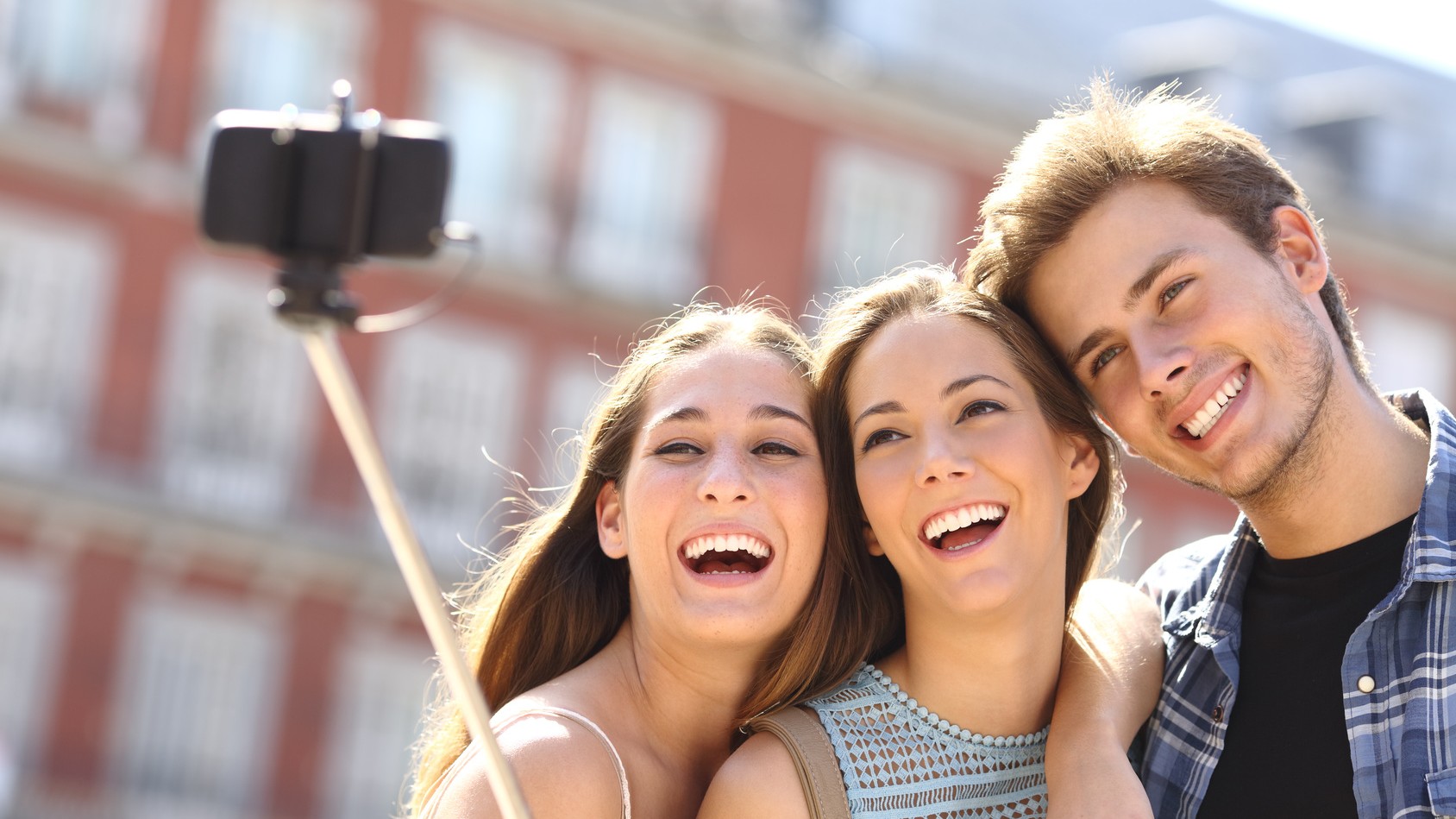 millennials-taking-selfie-e1442002170319